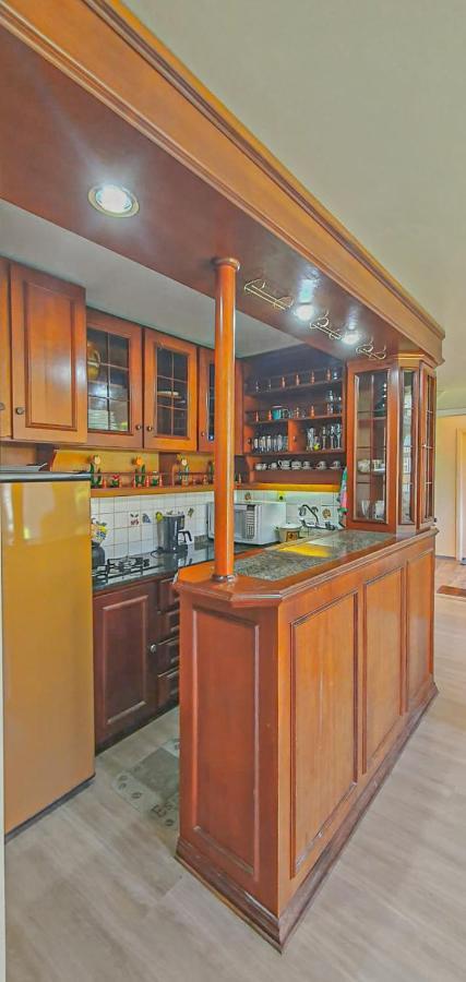 Duplex Floresta Negra - Sua Base Perfeita Em Gramado! Otima Localizacao Lagonegro 500M - 02 Quartos E 02 Banheiros Para Familia Em Condominio Fechad0, Cozinha Completa Com Garagem E Portaria 24H Extérieur photo